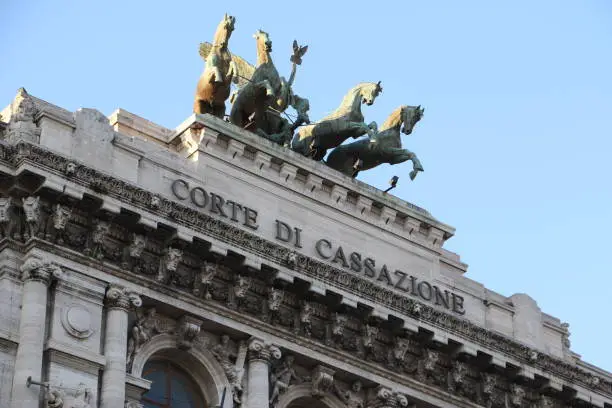 CASSAZIONE: LE CONDOTTE EXTRALAVORATIVE AVENTI RILEVANZA PENALE POSSONO LEGITTIMARE IL LICENZIAMENTO